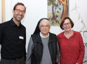 Foto: Sr Willebirg mit Einrichtungsleiter Thomas Burghoff und seiner Vorgängerin Monika Paulus. Stiftung Liebenau.