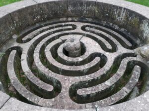 Foto © Sr. Elke Weidinger, Labyrinth im Brunnen, St. Thomas (Eifel)